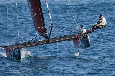Genoa, İtalya - 25 Eylül: M32 serisinin Akdeniz, yarışmanın son günü hızlı katamaran rekabet Cenova tekne sırasında düzenlenen bir yelken göster 2016. üzerinde 25 Eylül 2016 Genova, İtalya.