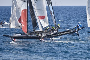 Genoa, İtalya - 25 Eylül: M32 serisinin Akdeniz, yarışmanın son günü hızlı katamaran rekabet Cenova tekne sırasında düzenlenen bir yelken göster 2016. üzerinde 25 Eylül 2016 Genova, İtalya.