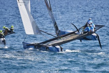 Genoa, İtalya - 25 Eylül: M32 serisinin Akdeniz, yarışmanın son günü hızlı katamaran rekabet Cenova tekne sırasında düzenlenen bir yelken göster 2016. üzerinde 25 Eylül 2016 Genova, İtalya.