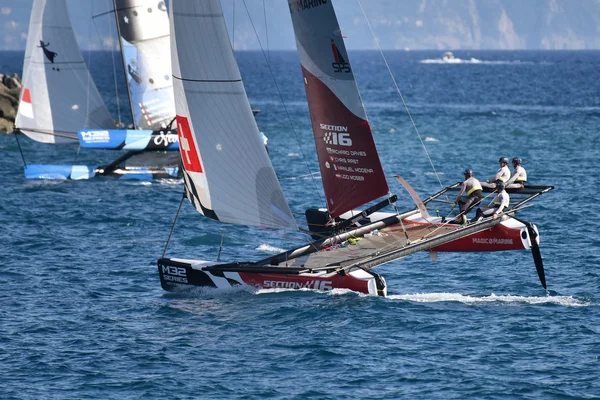 热那亚，意大利-9 月 25 日︰ M32 系列地中海，竞争的最后一天在热那亚船期间举办快速双体船比赛帆船显示 2016年。在 2016 年 9 月 25 日在意大利热那亚举行. — 图库照片