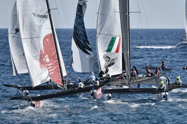 Genua, Włochy - 25 września: ostatni dzień konkursu dla serii M32 śródziemnomorskiej, żeglarstwo, szybki katamaran konkurencji organizowanych w łodzi Genua Pokaż 2016. 25 września, 2016 w Genova, Włochy. — Zdjęcie stockowe