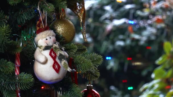 Schneemann Hängt Weihnachtsbaum Schnee Fällt Auf Fenster Lizenzfreies Stock-Filmmaterial