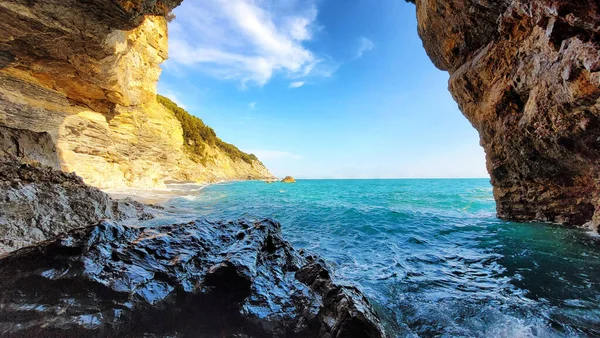 Вид Море Изнутри Пещеры Пляжа Пунта Корво Монтемарчелло Амелья Италия — стоковое фото