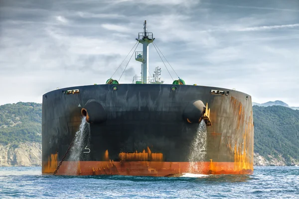 Navio de carga comercial que transporta contentores — Fotografia de Stock