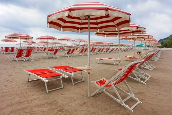 Leerer strand in ligurien, italien — Stockfoto