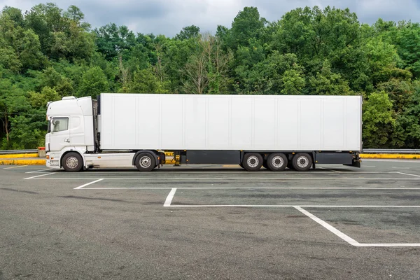 Grande caminhão branco no estacionamento — Fotografia de Stock