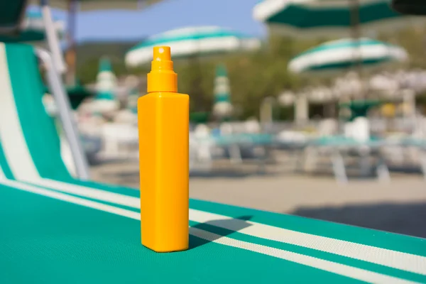 Crema de protección solar en la cama de sol en la playa —  Fotos de Stock
