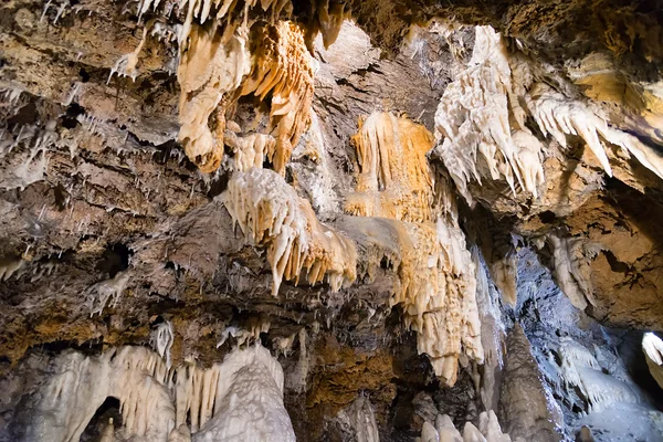 Stalagtites és álló cseppkövek a barlang — Stock Fotó