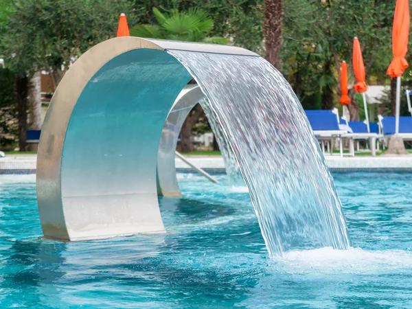 Piscina vuota nel centro benessere con getto a cascata — Foto Stock