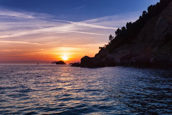 Puesta de sol en el mar de Liguria en punta bianca, La Spezia, Italia —  Fotos de Stock