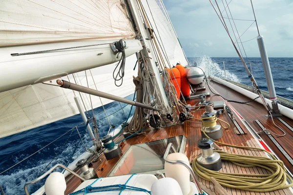 Zeilboot in de ocean — Stockfoto