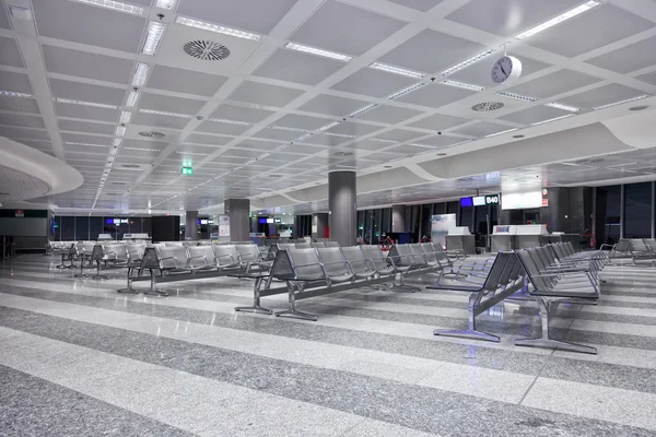 Terminal moderno do aeroporto com assentos cinzentos — Fotografia de Stock