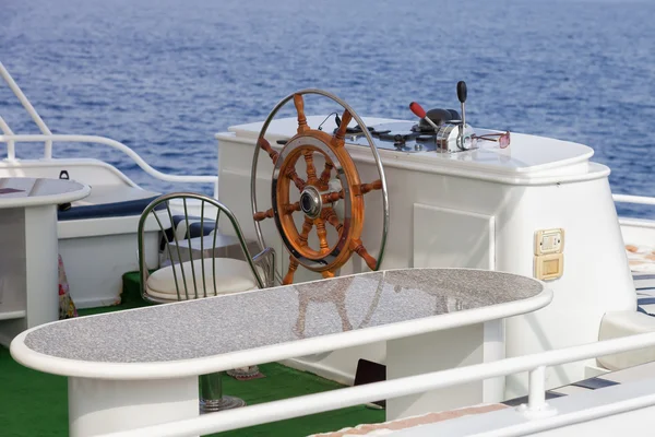 Классическое рулевое колесо на современной яхте — стоковое фото