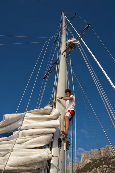 Jeune homme travaillant sur voilier, mode de vie actif, concept de sport d'été — Photo