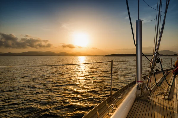Захід сонця на морі з вітрильного човна — стокове фото