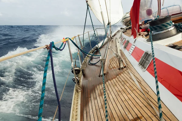 Segelboot navigiert auf den Wellen — Stockfoto