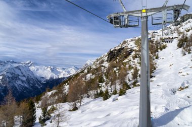 Dağ yamaçları ve güneşli bir kış telesiyej