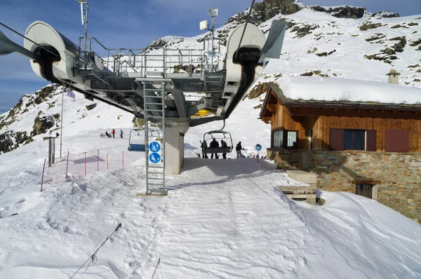Ski chair-lift arrival in alpine mountain — Stock Photo, Image