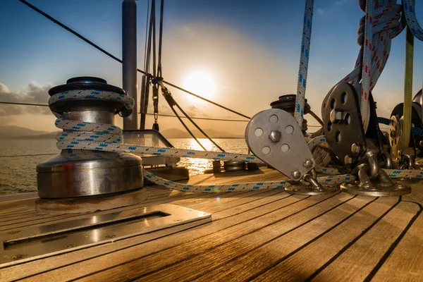 Dopo la regata, tramonto dalla barca a vela — Foto Stock