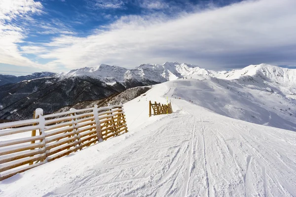 Pente haute montagne avec neige fraîche — Photo