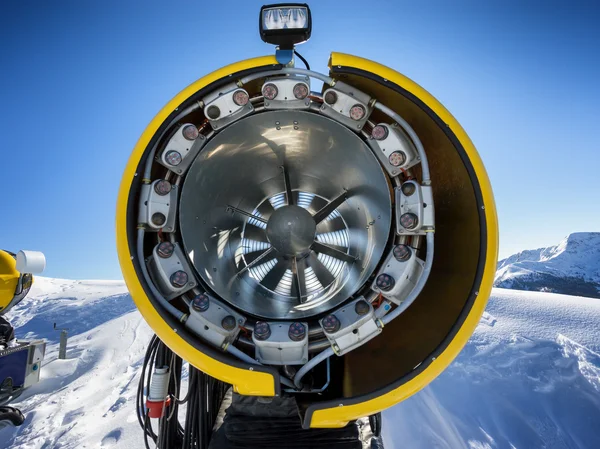 Pistola de nieve en la pista de esquí de montaña — Foto de Stock