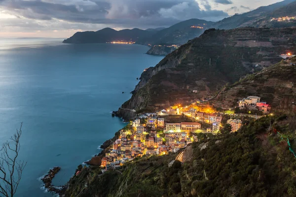 Riomaggiore a Cinque Terre pobřeží z výšky při západu slunce, Liguria, Itálie — Stock fotografie