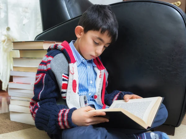 Joven estudiante estudiando en libros —  Fotos de Stock