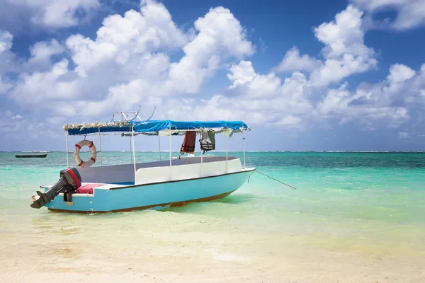 Sub charter boot aan de zee in tropische eiland mautitius — Stockfoto