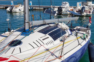 Fotovoltaik güneş panelleri üzerinde modern yelkenli tekne