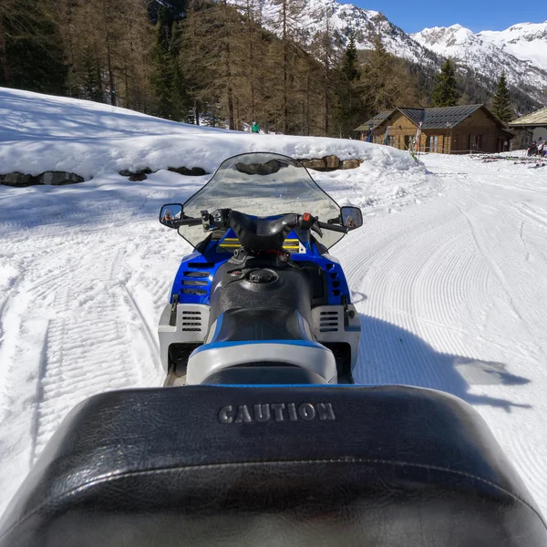 Op de sneeuwscooter in hoge mountan met sneeuw — Stockfoto