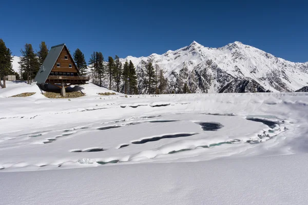 Bevroren meer in hoge berg op de Italiaanse Alpen, Gressoney, Italië. — Stockfoto