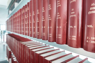 modern ofis bookshelf içinde klasik kitaplar dizisi