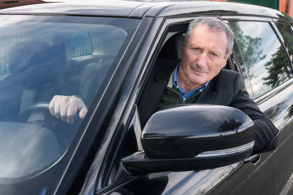 Homem de negócios sênior carro de condução — Fotografia de Stock