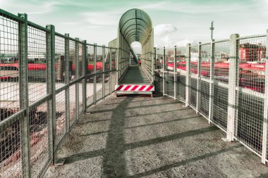 Şantiye sokak, geçit yolu