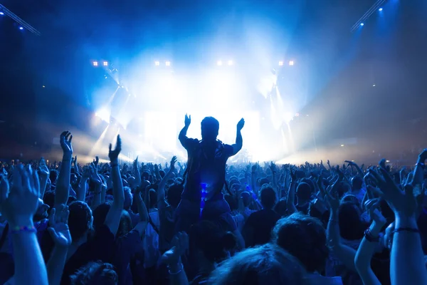 Multidão de pessoas em concerto em frente ao palco com luzes — Fotografia de Stock