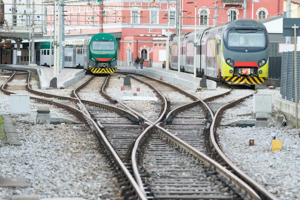 Moderne Züge im Bahnhof — Stockfoto