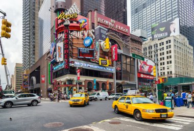New York City - 15 Haziran 2015: Sarı taksileri Broadway, ticaret reklam ve tiyatrolar yoğun turist kesişim içinde. New York City ve bize en ünlü caddelerinden biri