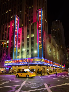 New york city - 14 Haziran 2015: radio city konser salonu, rockefeller merkezindeki manhattan'ın popüler bir dönüm noktası barındırılan en popüler eğlence ve son yılda sanatçılar.