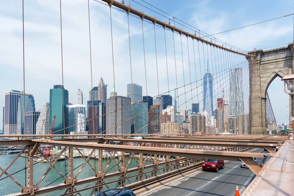 Манхэттен Skyline через Бруклинский мост, Нью-Йорк — стоковое фото