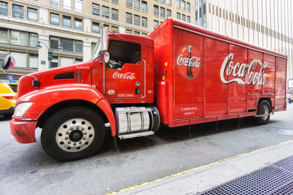 New York City - 12 juni 2015 Coca Cola lastbil leverera på gatorna i New York City. — Stockfoto