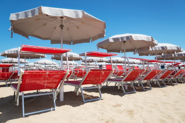 Parasols en ligbedden in Rimini en Riccione en Cattolica Beach, Italië — Stockfoto