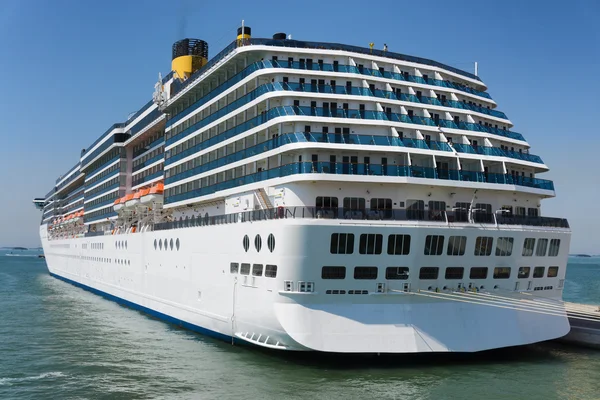 Cruise schip verankerd in tropische zee — Stockfoto