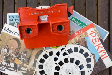Milan, İtalya - 5 Temmuz 2015 asıl göster vintage 3d Görüntüleyici oyuncak çocuklar 3d nesil 75 yılı aşkın harikası için tanıttı