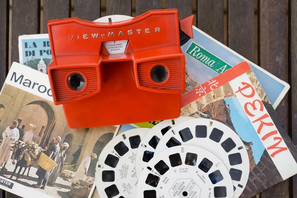 MILAN, ITALY - JULY 5, 2015 view-master vintage 3d viewer toy has introduced to the wonder of 3D generations of kids for over 75 years — Stock Photo, Image