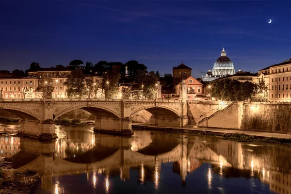 イタリア、ローマのサン ・ ピエトロ大聖堂の夜景 — ストック写真