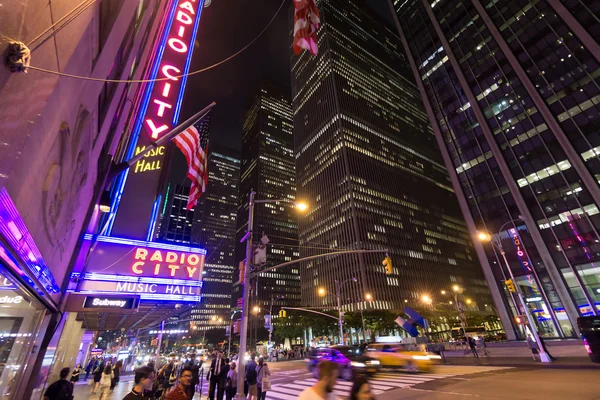 New York City - 12 juni 2015: Radio City Music Hall, een populaire bezienswaardigheid in Manhattan ligt in Rockefeller Center, de meest populaire entertainers en artiesten van de afgelopen decennia heeft gehost. — Stockfoto