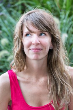 yukarıya bakıp gülümseyerek genç kız