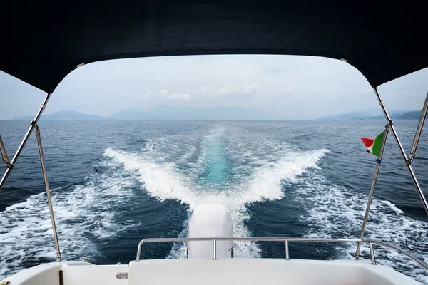 Boat wake and outboard engine on the sea — Stock Photo, Image