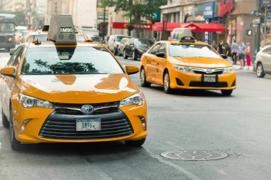 New York, ABD - 12 Haziran 2015: Sarı taksi Manhattan sokakta. Bir simge New York'ta sarı taksileri vardır.