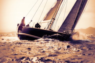 Sunset bulvarında yelken yelkenli tekne